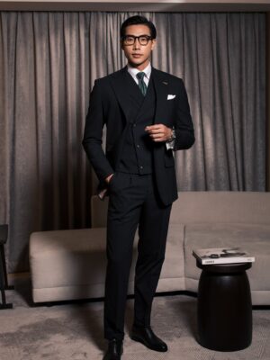 Alternative view of Capsule Wardrobe | Look 1: NOIR